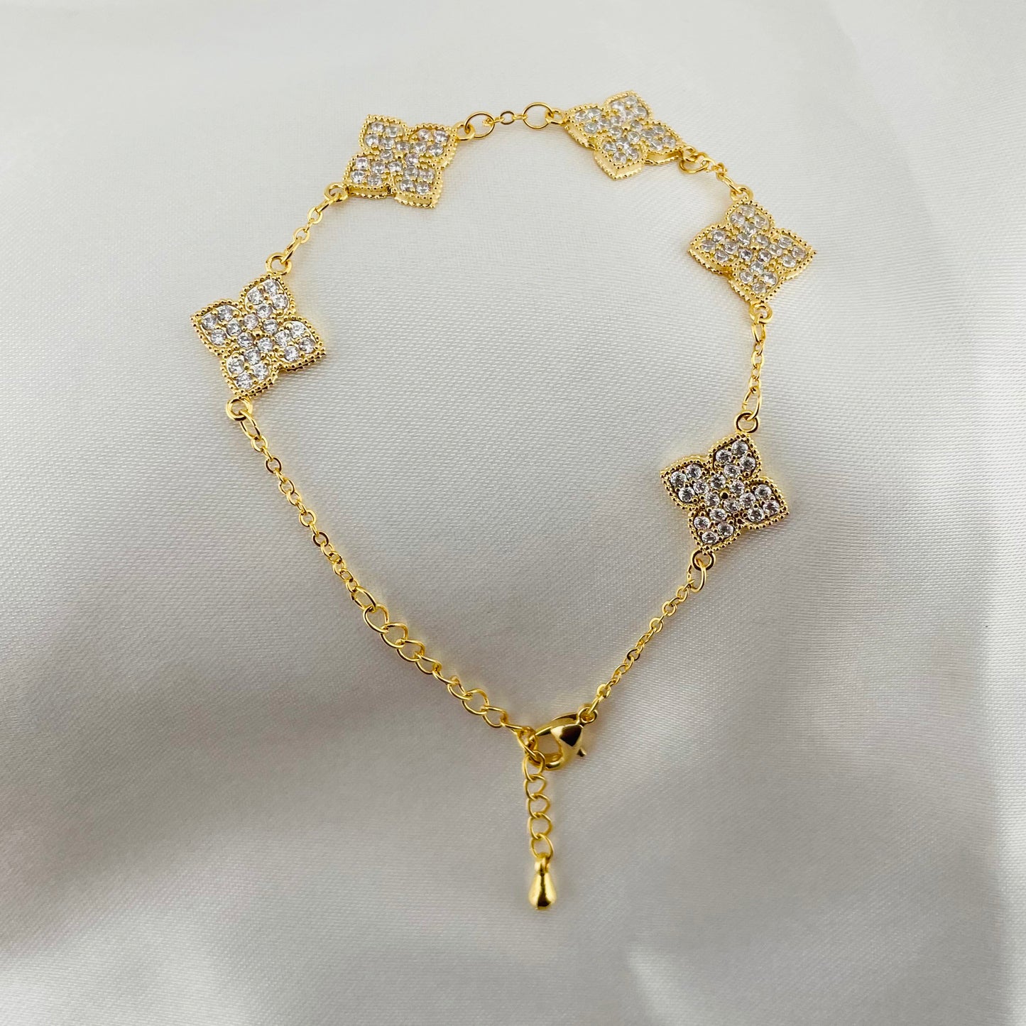 Floral Crystal Charm Bracelet – Clover-Inspired Stone Motifs | Adjustable | Imitation Gold Fashion Jewelry