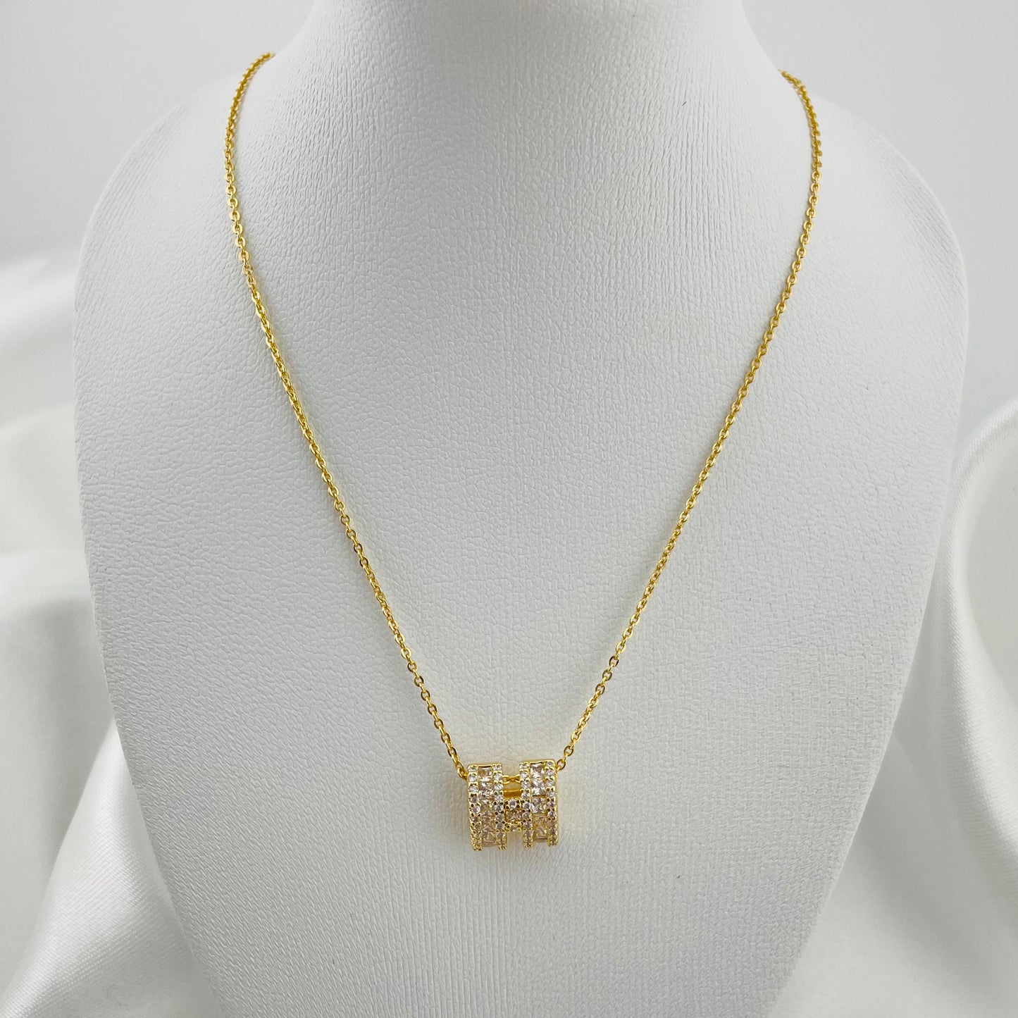 NECKLACE WITH CRISTAL ROLL PENDANT, ADJUSTABLE CHAIN, FASHION JEWELRY IMITATION GOLD