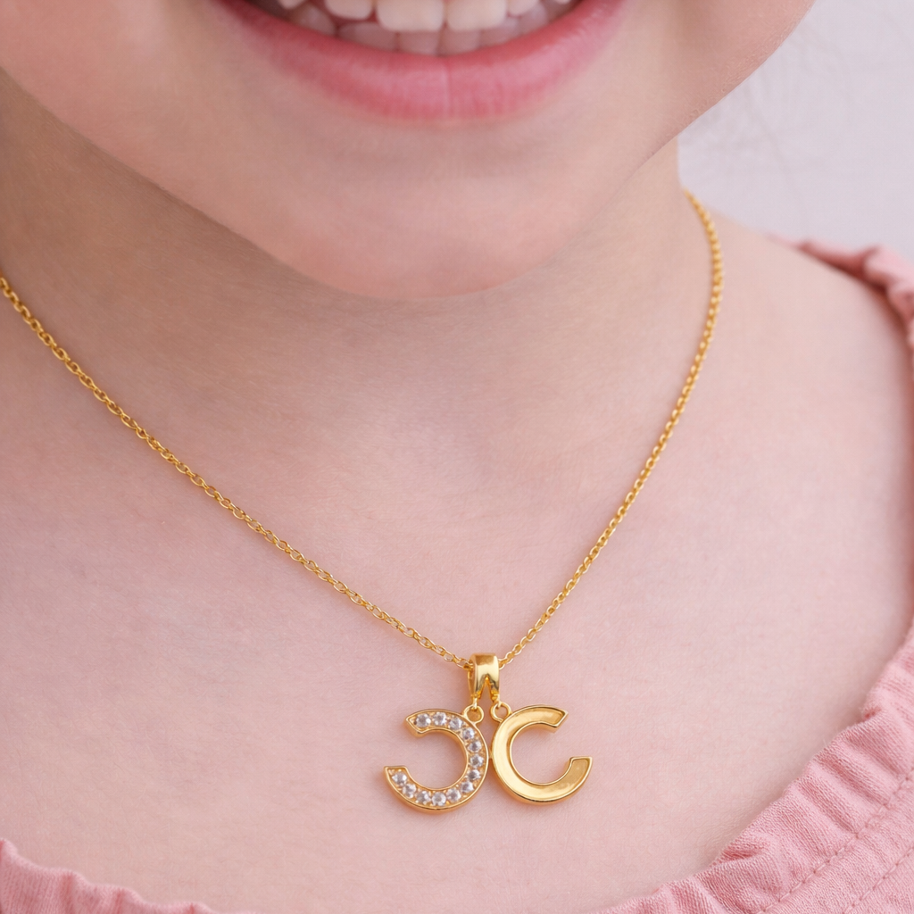 NECKLACE WITH CHANEL PENDANT PEARL AND STONE FILLED, ADJUSTABLE CHAIN, FASHION JEWELRY IMITATION GOLD