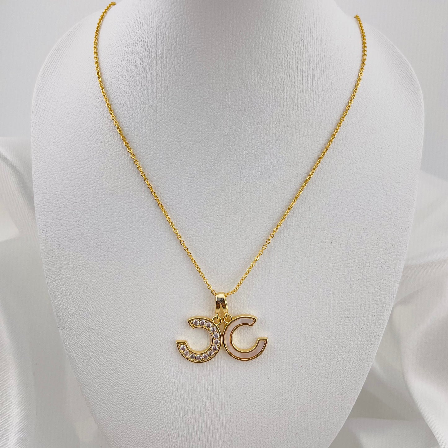 NECKLACE WITH CHANEL PENDANT PEARL AND STONE FILLED, ADJUSTABLE CHAIN, FASHION JEWELRY IMITATION GOLD