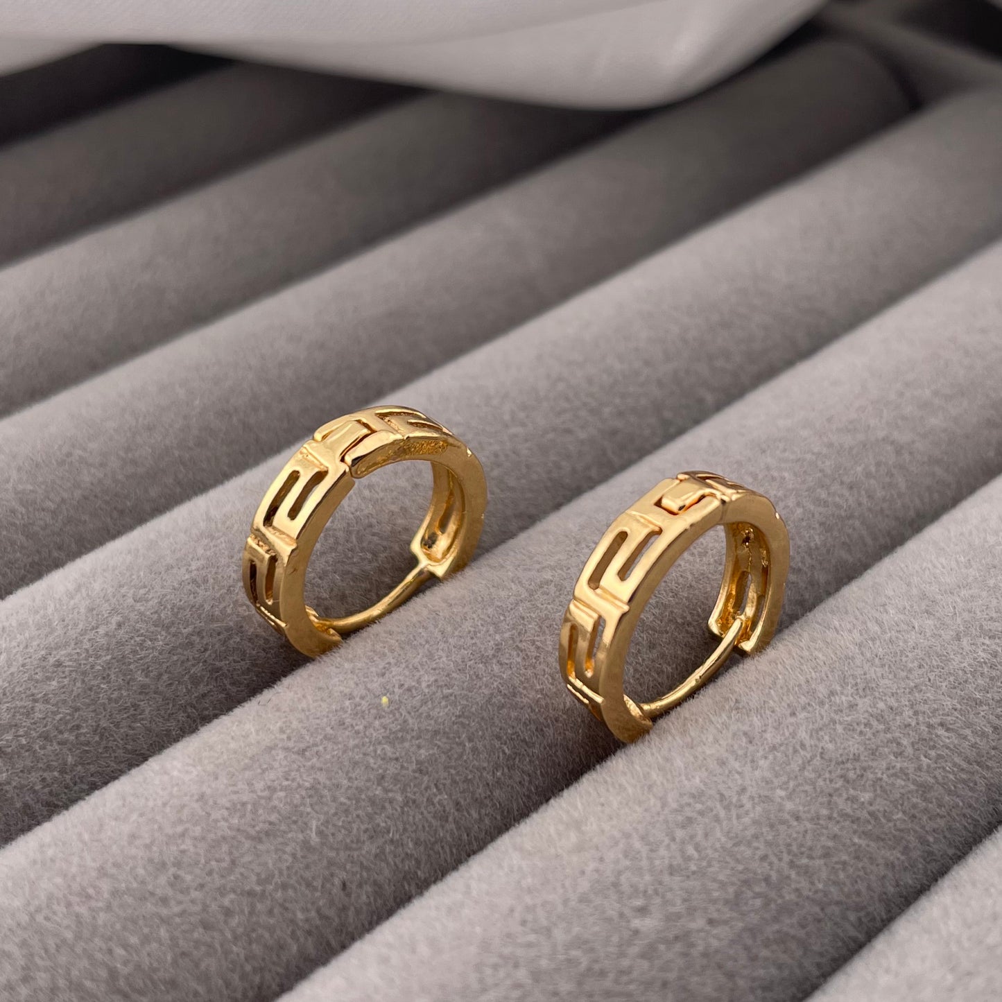 ELAGANT EARRINGS, FASHION JEWELRY IMITATION GOLD- ONE PAIR