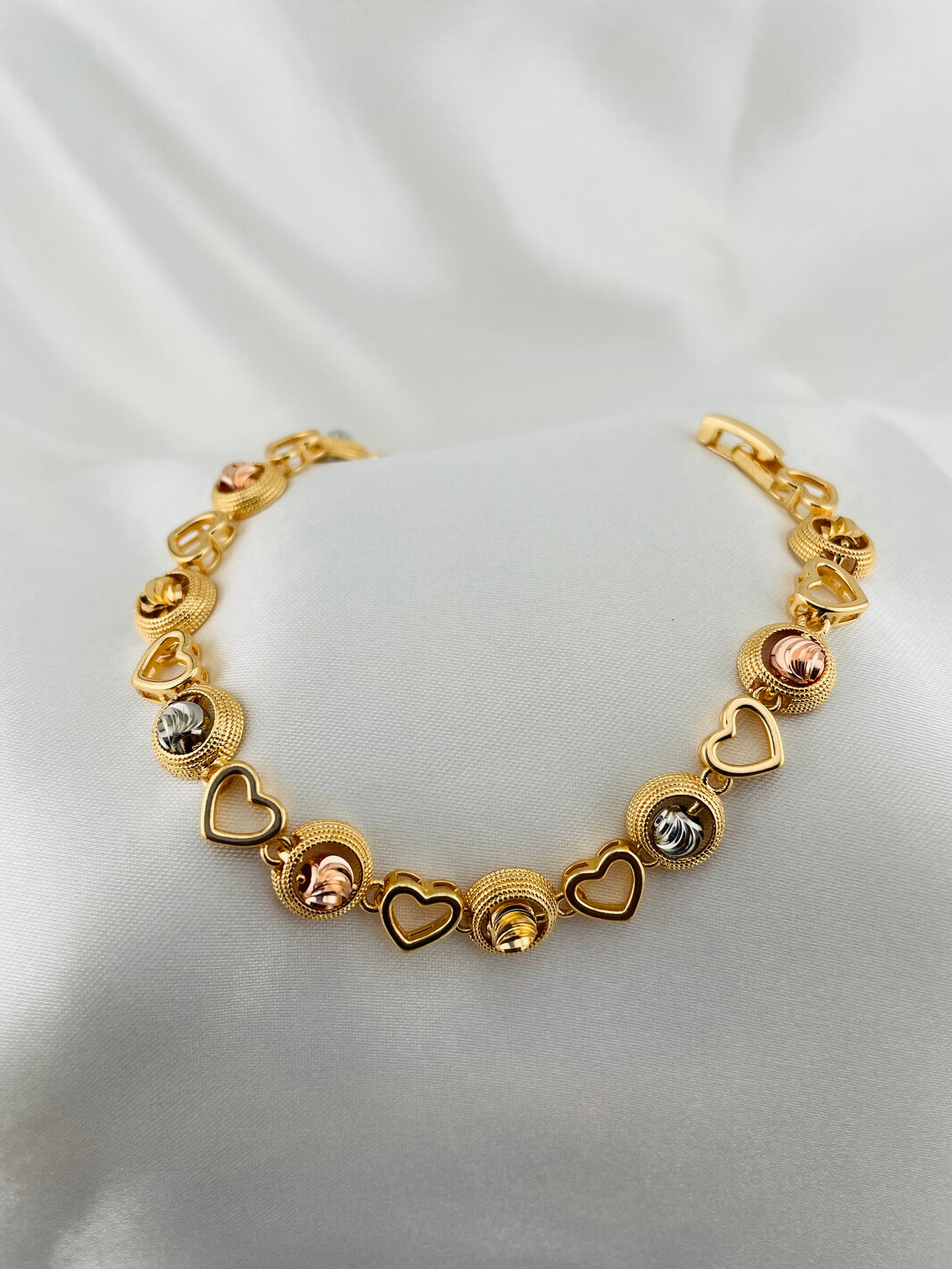 Heart Link Bracelet – Textured Round Motifs with Dual-Tone Accents | Imitation Gold Fashion Jewelry